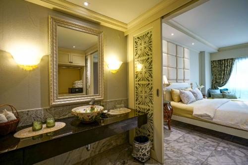 room detail thumbnail 1