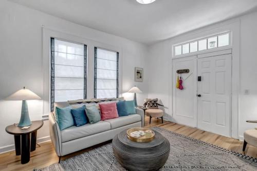 Fourth House - Eclectic and fun 1BR in SPR thumb 4