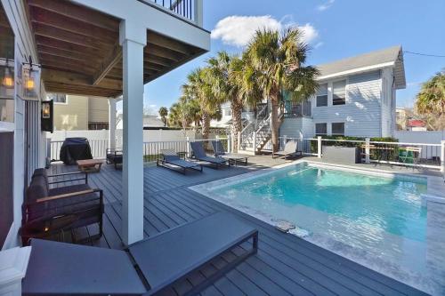 Beach Retreat Complex w Pool - Sleeps 25 in Jacksonville Beach, USA