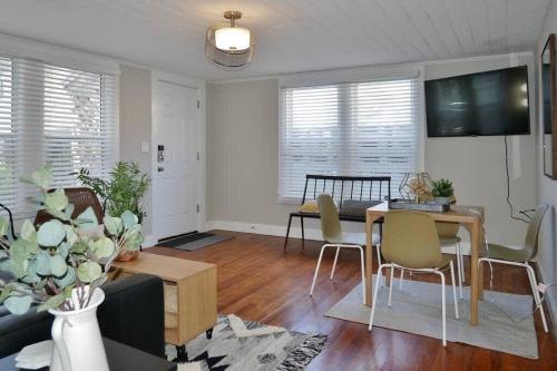 Beach Retreat Complex w Pool - Sleeps 25 Beach Retreat Complex w Pool - Sleeps 25