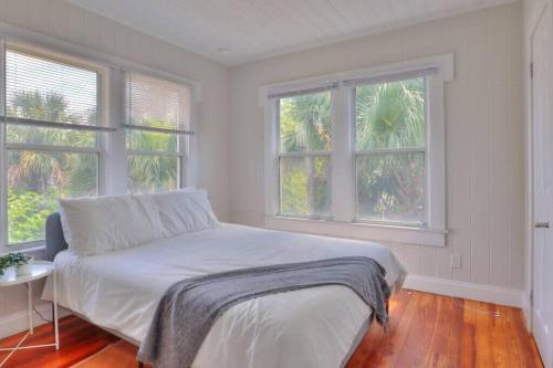 Beach Retreat Complex w Pool - Sleeps 25 Beach Retreat Complex w Pool - Sleeps 25