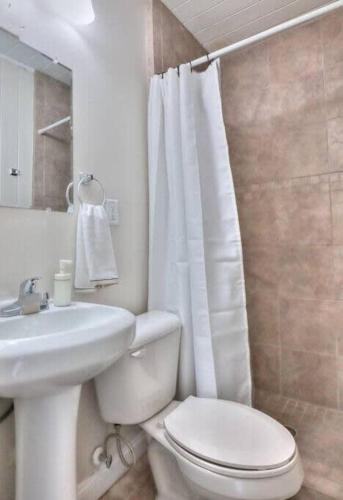 Beach Retreat Complex w Pool - Sleeps 25 Beach Retreat Complex w Pool - Sleeps 25