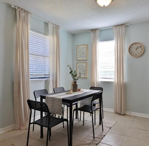 Cozy 1BR Beach Hideaway - One block to beach in Jacksonville Beach, USA