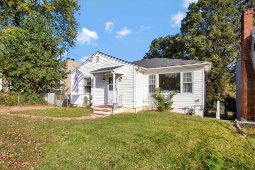 Stylish + fresh bungalow 2 blocks from N-MC Stadium