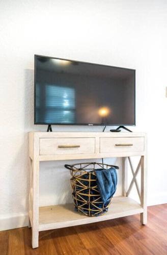 Charming Riverside Retreat 1 1 - Near 5 Points #1