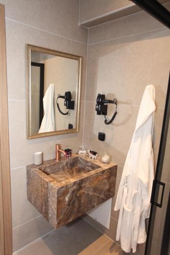IPELHOME-Avissinias Boutique Apartments, Athens (photo 8)