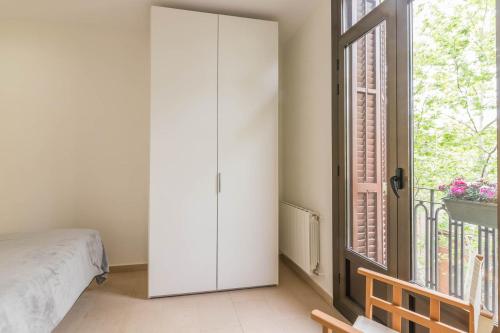 My Space Barcelona - Spacious and Modern Apartment near the Hospital Clinic, Barcelona (photo 8)