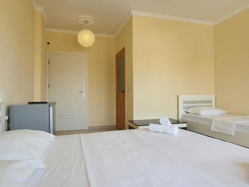 Triple Room with Balcony image 9