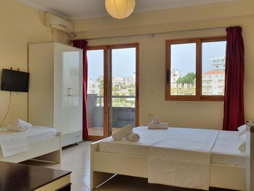 Triple Room with Balcony image 10
