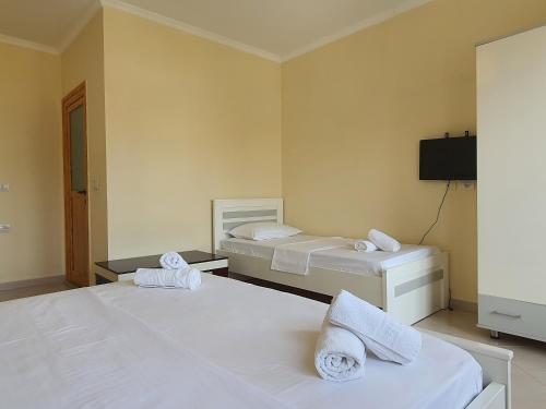 Triple Room with Balcony image 1