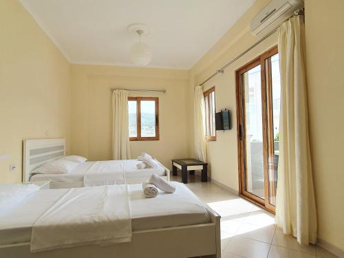 Double Room with Balcony image 3