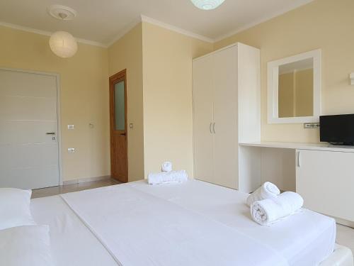Double Room with Balcony image 9