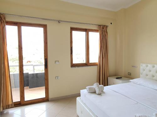 Double Room with Balcony image 5
