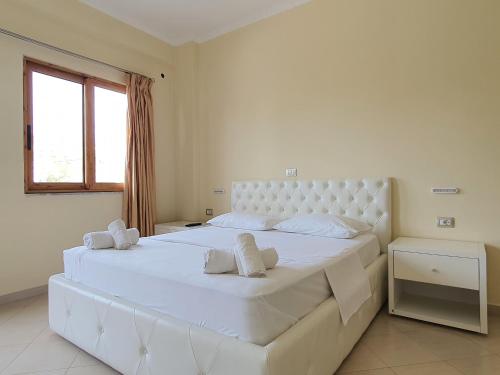 Double Room with Balcony image 6
