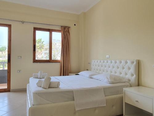 Double Room with Balcony image 8