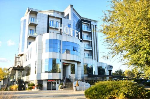 Hotel Ženeva Lux — hotel in Slobode bb, Kragujevac RS, 34000