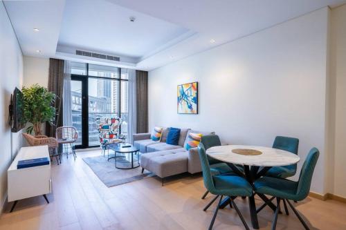 RH- Elevated Living, Modern 1BR Oasis at RP Heights walk away to Dubai Mall, Dubai