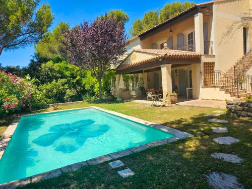 Villa de 5 chambres avec piscine privee jardin clos et wifi a Salon de Provence. - Location, gîte - Salon-de-Provence