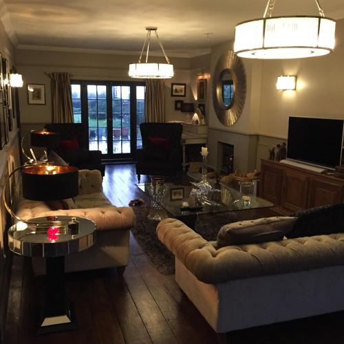 Ingram House with Hot Tub, Hurst Green