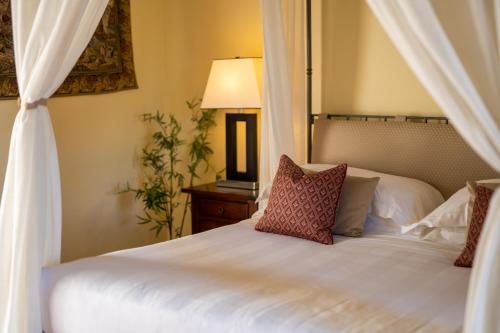 2 queen beds, 1 twin bed