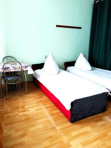 2 twin beds, 4 bunk beds