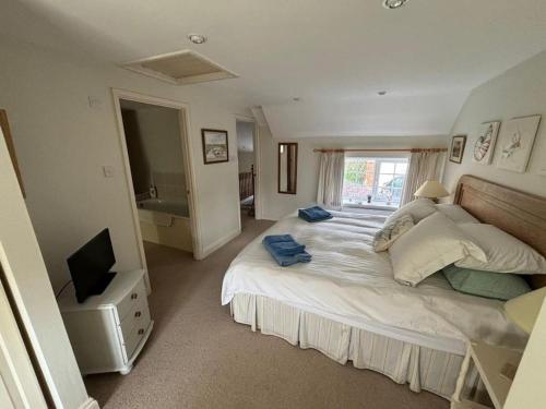 Spacious 4 bed family home near coast