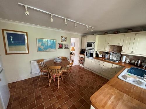 Spacious 4 bed family home near coast