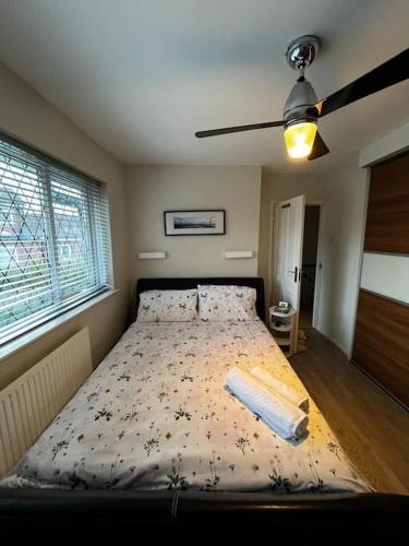 Spacious 4-Bed Haven - Free Parking & Wi-Fi