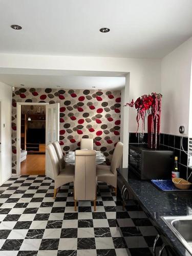 Spacious 4-Bed Haven - Free Parking & Wi-Fi