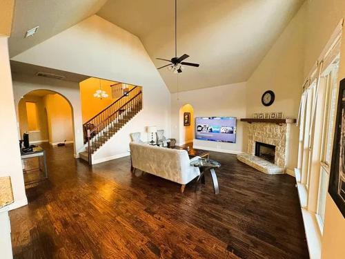 Luxurious 4br 3 baths office game room - 85 inch TV - Close to fishing boating and outdoors activities in Wylie, USA