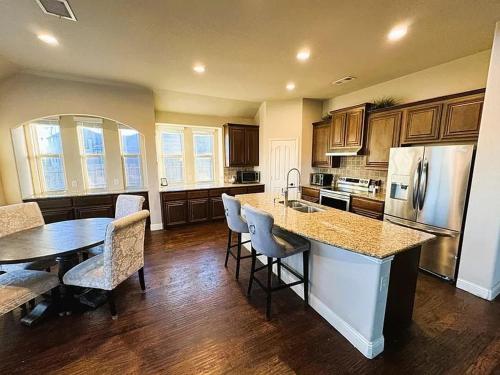 Luxurious 4br 3 baths office game room - 85 inch TV - Close to fishing boating and outdoors activities in Wylie, USA