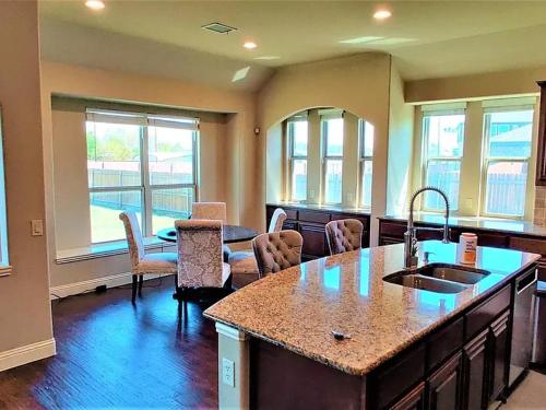 Luxurious 4br 3 baths office game room - 85 inch TV - Close to fishing boating and outdoors activities in Wylie, USA