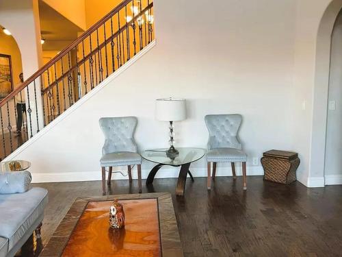Luxurious 4br 3 baths office game room - 85 inch TV - Close to fishing boating and outdoors activities in Wylie, USA