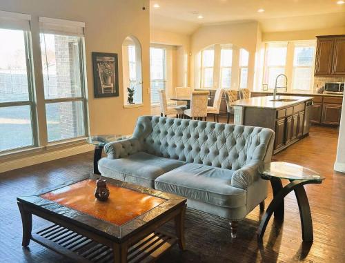 Luxurious 4br 3 baths office game room - 85 inch TV - Close to fishing boating and outdoors activities in Wylie, USA