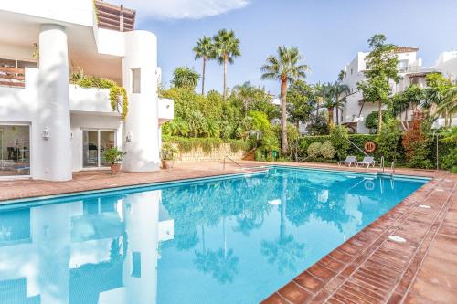 สระว่ายน้ำ, Hanami Alcazaba Beach Duplex Sea View in หาดอัลกาซาบา