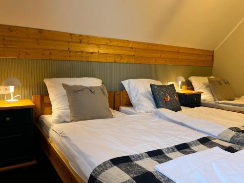 3 twin beds