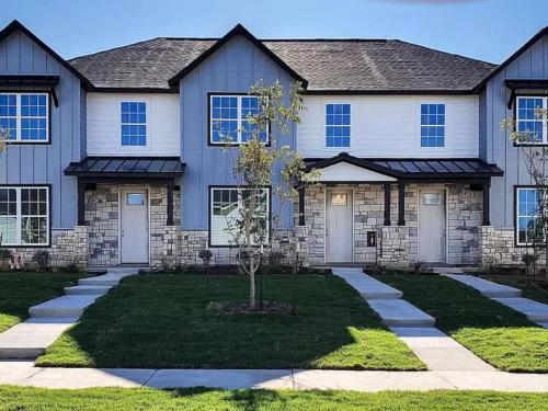 Vista exterior, Loop, New Luxurious Large 3BR House, Sleeps 11 with Free Parking in Fairview (TX)