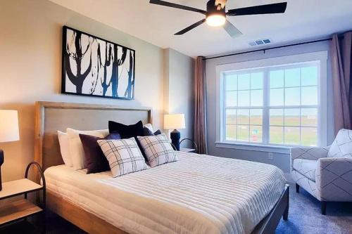 Loop, New Luxurious Large 3BR House, Sleeps 7 with Free Parking