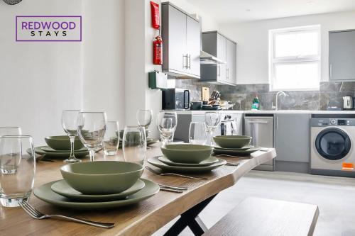 Cocina, Well-Equipped Serviced Apartments in Aldershot Town Centre, Free WiFi By Redwood Stays in Farnborough