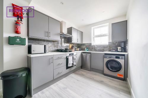 Cocina, Well-Equipped Serviced Apartments in Aldershot Town Centre, Free WiFi By Redwood Stays in Farnborough