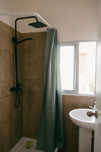 Single Room with Shared Bathroom image 3