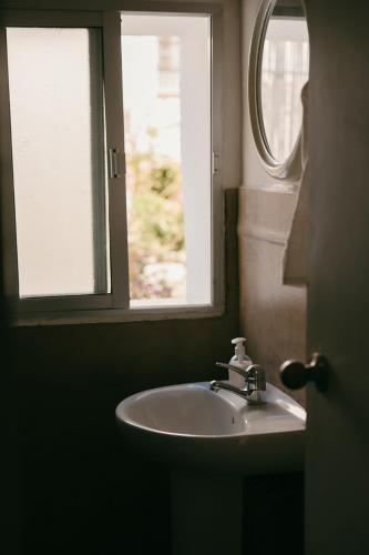 Single Room with Shared Bathroom image 1