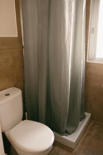 Single Room with Shared Bathroom image 2