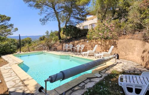 Stunning Home In Pierrerue With 3 Bedrooms, Outdoor Swimming Pool And Internet - Pierrerue