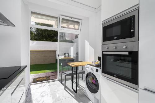 ห้องครัว, WHome Suburban Serenity Family Home with Pool in อัลเกส