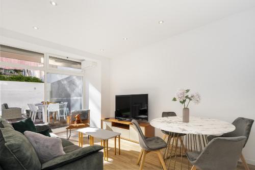 ห้องส่วนกลางสำหรับนั่งเล่น/ดูทีวี, WHome Suburban Serenity Family Home with Pool in อัลเกส