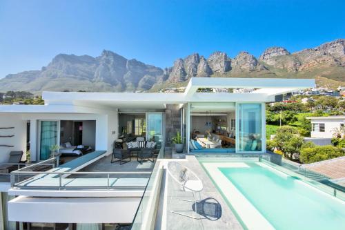 Luxury Camps Bay penthouse with spectacular views
