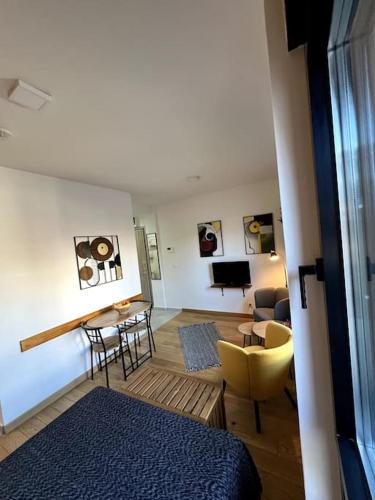 One-Bedroom Apartment image 10