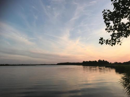 Kilátás, Over Lake in Verspreide huizen