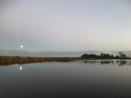 Kilátás, Over Lake in Verspreide huizen